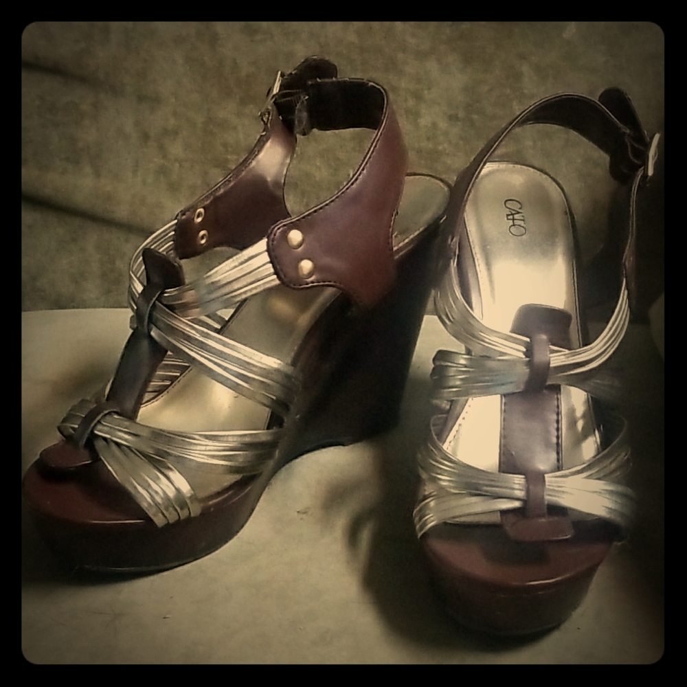 Strappy wedge sandal
